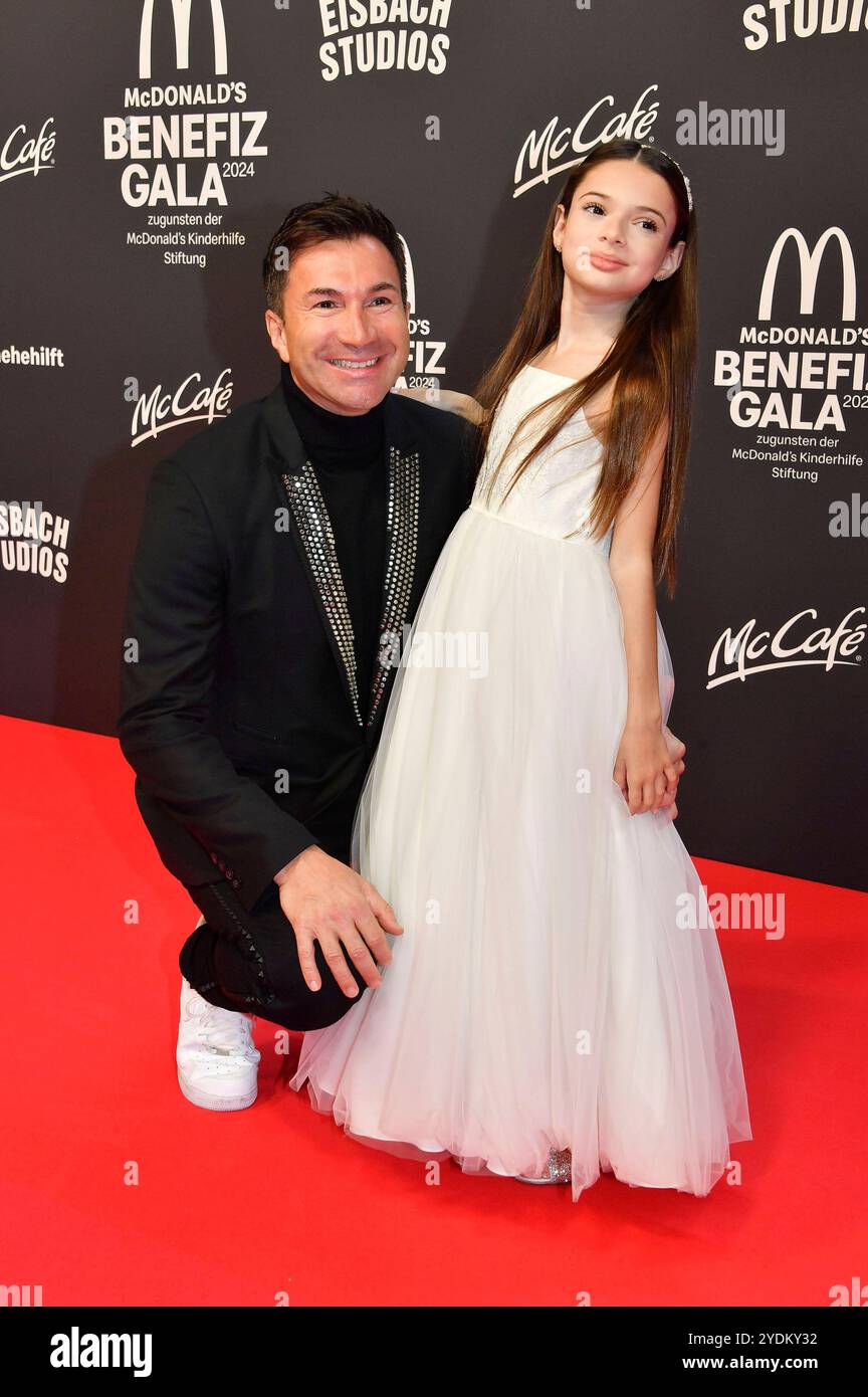 Lucas Cordalis mit Tochter Sophia bei der 19. McDonald's Benefiz Gala zugunsten der McDonald's Kinderhilfe Stiftung nei den Eisbach Studios. München, 26.10.2024 *** Lucas Cordalis con la figlia Sophia al 19 McDonald's Benefit Gala for the McDonald's Childrens Aid Foundation presso gli Eisbach Studios di Monaco, 26 10 2024 foto:XB.xInsingerx/xFuturexImagex mcdonalds_4084 Foto Stock