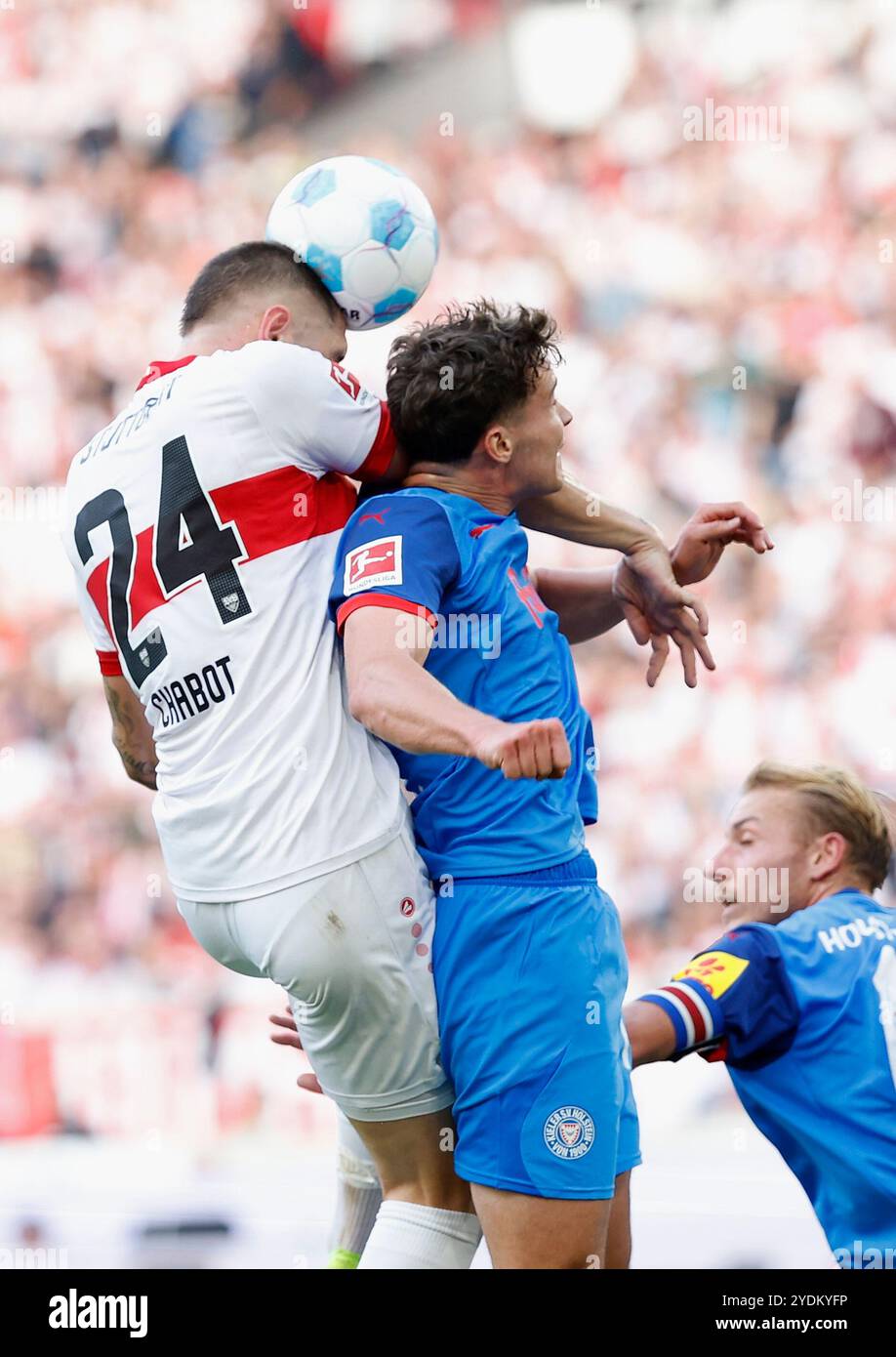 GER, Stoccarda, 1. Bundesliga, football, VfB Stuttgart - Holstein Kiel, MHP Arena, 26 ottobre 2024, partita di campionato, 8° giorno di partita, uomini, stagione 2024/25, da sinistra Jeff Chabot (VFB Stuttgart, 24) e Max Geschwill (Holstein Kiel, 14), LE NORMATIVE DFL VIETANO QUALSIASI USO DI FOTOGRAFIE COME SEQUENZE DI IMMAGINI E/O QUASI-VIDEO. Crediti: HMB Media/Heiko Becker/Alamy Live News Foto Stock