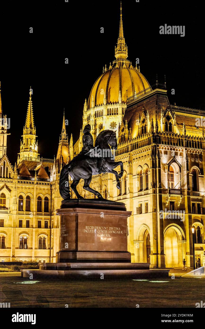 Statua di Ferenc II Rakoczi, leader della rivolta asburgica, Piazza Kossuth Lajos fuori dagli edifici del Parlamento, Budapest, Ungheria Foto Stock