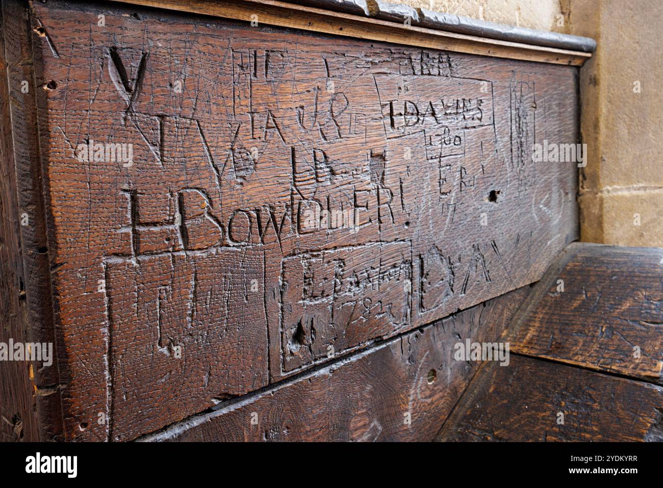 Graffiti storici scolpiti nelle panchine della biblioteca, Shrewsbury, Inghilterra, Regno Unito Foto Stock