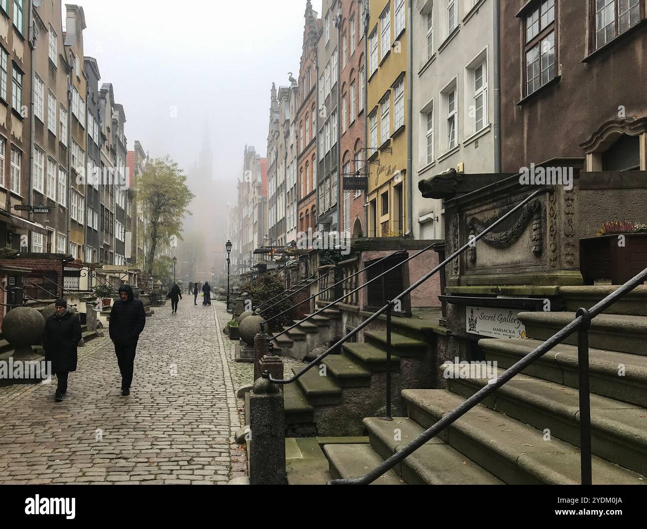 Danzica, Polonia - mattina nebbiosa. Città polacca medievale, vista sulla via Mariacka. Foto Stock