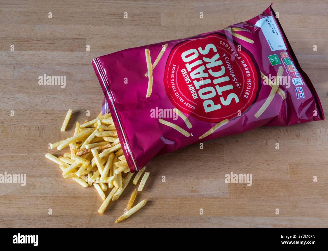 Un sacchetto aperto di bastoncini di patate salate Sainsbury's, uno spuntino di patate Foto Stock