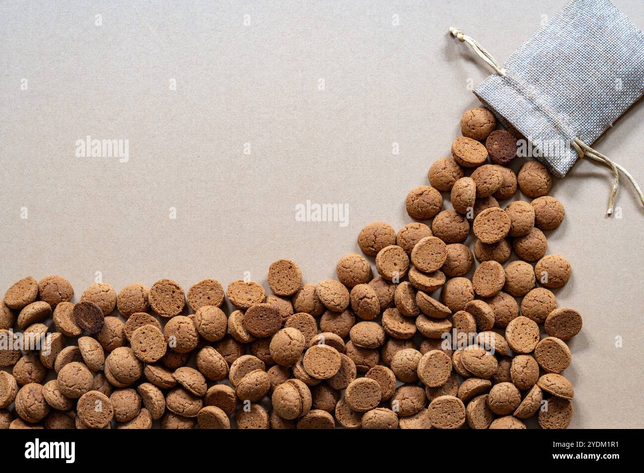 Molti kruidnoten cadono dalla piccola borsa di iuta, biscotti olandesi fatti di speculaas e tradizionalmente associati alla vacanza Sinterklaas Foto Stock