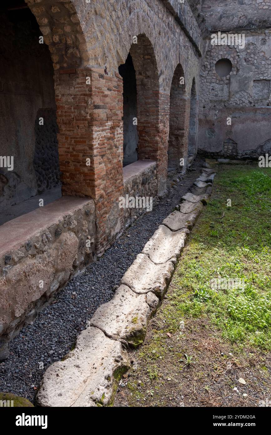 Gocciolatoio in pietra, bagno Romano, Parco Archeologico di Pompei, Napoli Italia. Foto Stock