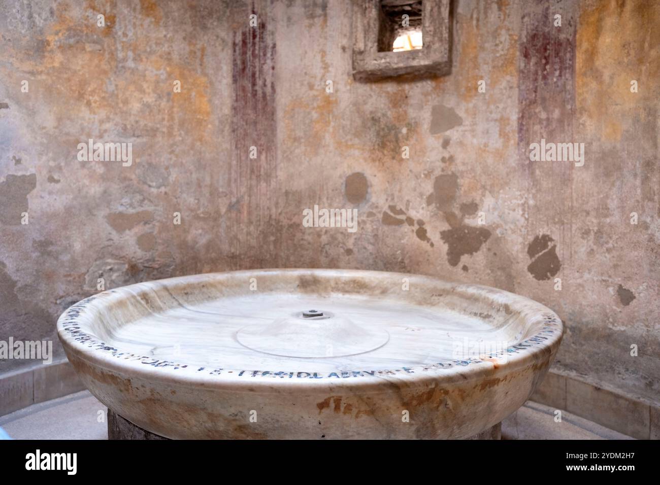 Interno di una casa termale romana, parco archeologico di Pompei, Napoli Italia. Foto Stock