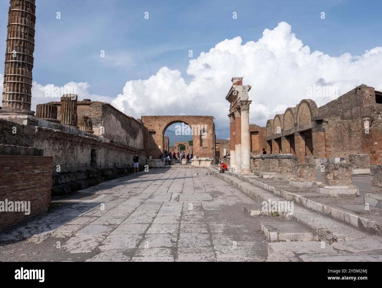 Vista dal foro civile, verso il Capitolium, con il Vesuvio sullo sfondo. Parco Archeologico di Pompei, Italia Foto Stock