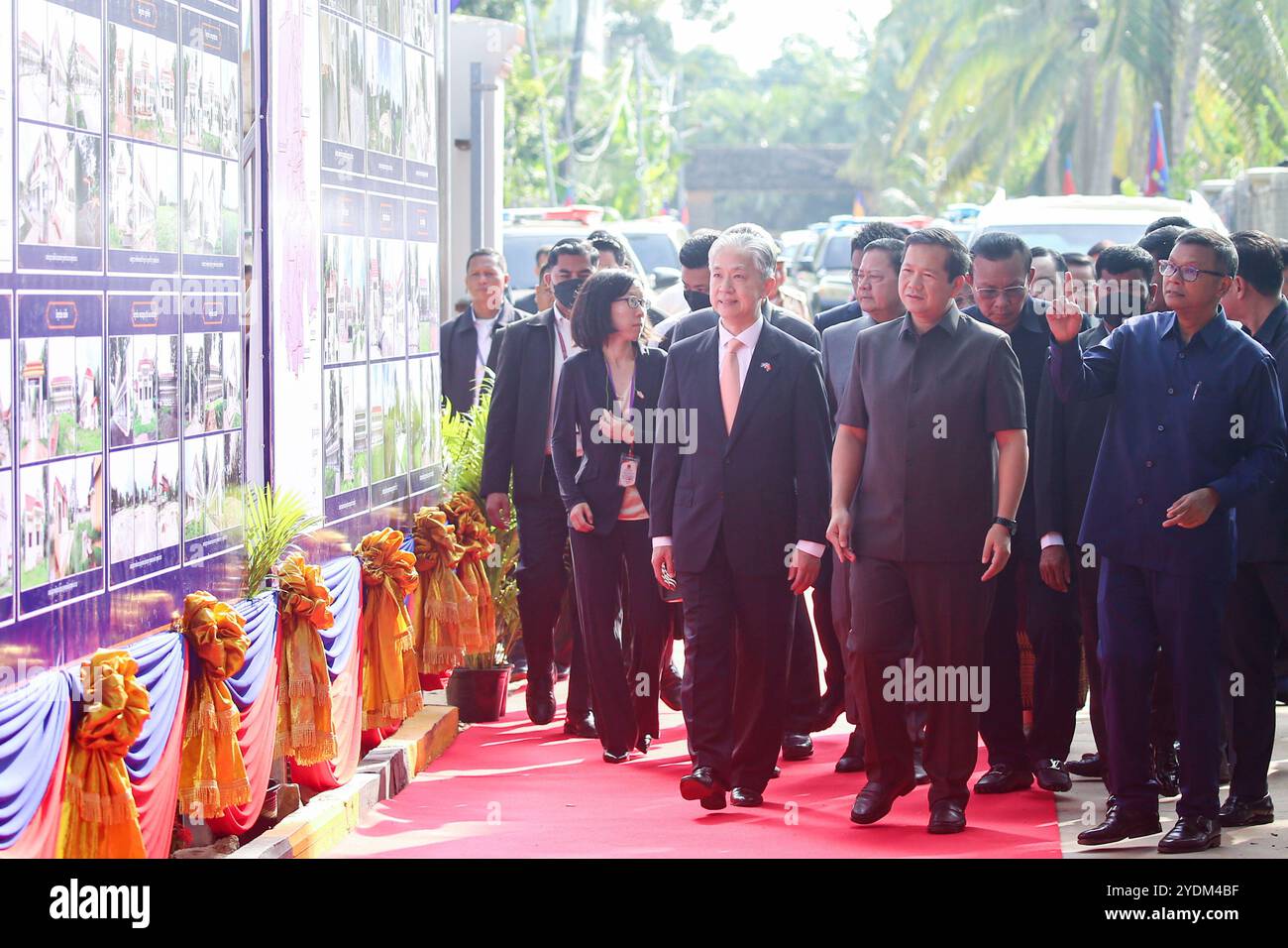 Kampong Cham, progetto di miglioramento della scuola di aiuto cinese nella provincia di Kampong Cham. 26 ottobre 2024. Il primo ministro cambogiano Hun Manet (2° R, fronte) e l'ambasciatore cinese in Cambogia Wang Wenbin (3° R, fronte) partecipano alla cerimonia di inaugurazione di un progetto di miglioramento della scuola di aiuto cinese nella provincia di Kampong Cham, Cambogia, il 26 ottobre 2024. Il China-Aid Project of Improving School Environment and Educational Facilities in Cambogia (CPISEEF) è stato inaugurato nella provincia sud-orientale di Kampong Cham. PER ANDARE CON "progetto di miglioramento della scuola China-Aid inaugurato in Cambogia" credito: Nitola/Xinhua/Alamy Live News Foto Stock