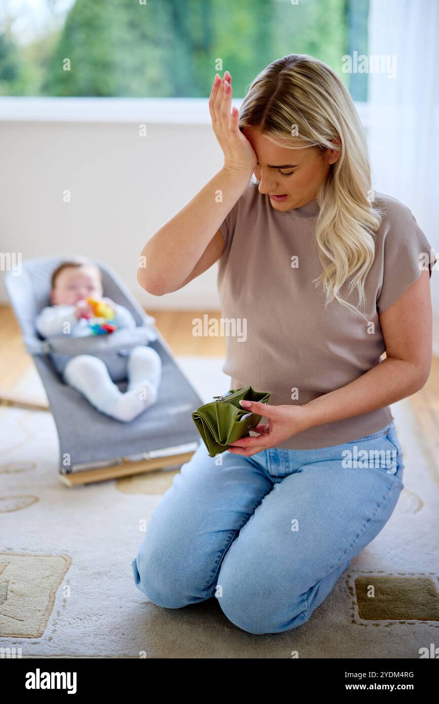 Madre preoccupata per le finanze Foto Stock