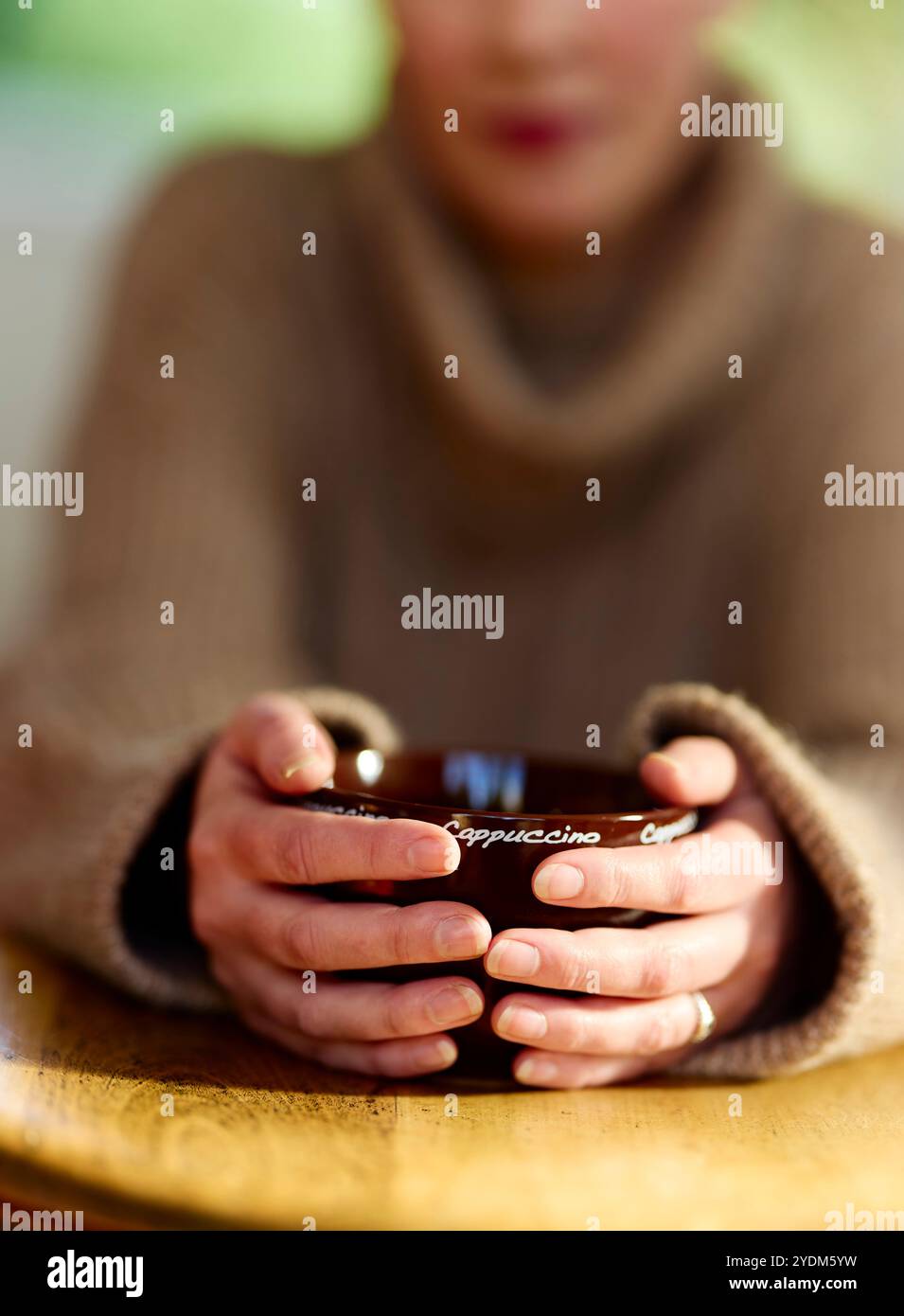 Donna che mantiene tazza da caffè Foto Stock