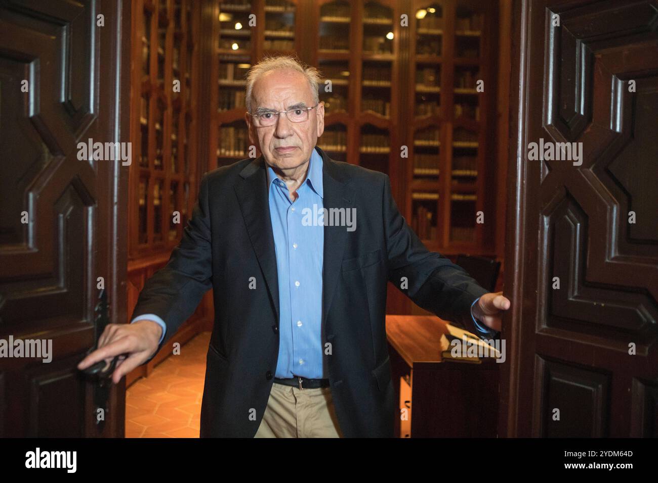 Siviglia, 15/10/2024. Intervista ad Alfonso Guerra in occasione della mostra dei fratelli Machado alla fabbrica di Artiglieria. Foto: Raúl Doblado. SEGN. ARCHSEV. Crediti: Album / Archivo ABC / Raúl Doblado Foto Stock