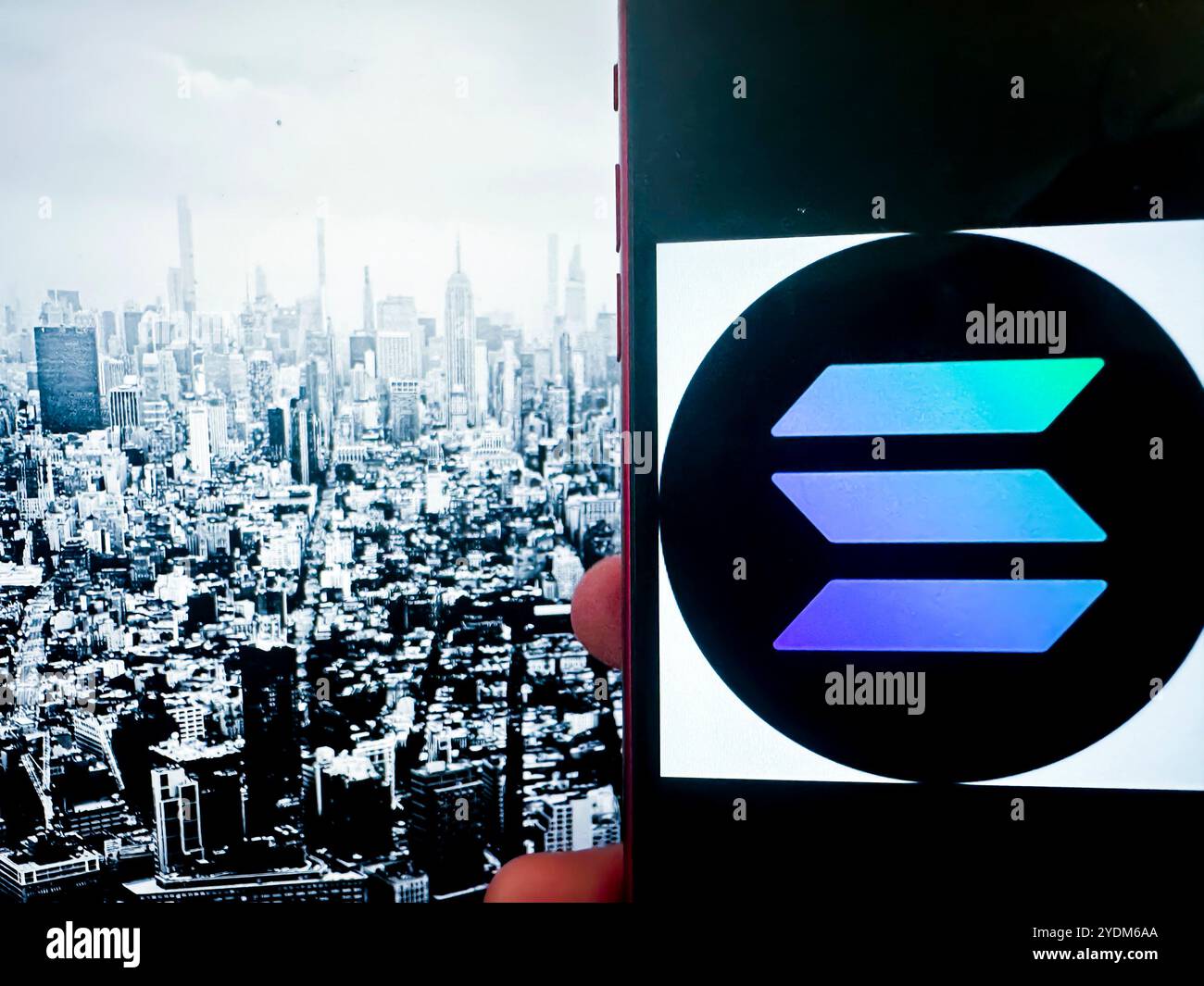 New York, New York, Stati Uniti. 27 ottobre 2024. Solana, lanciata nel 2020 da Anatoly Yakovenko, è una piattaforma blockchain ad alte prestazioni progettata per applicazioni decentralizzate (dApps) e cripto-valute. Nota per l'elevato throughput e i bassi costi delle transazioni, Solana è in grado di elaborare migliaia di transazioni al secondo utilizzando un unico meccanismo di consenso chiamato Proof of History (Poh) combinato con Proof of Stake (POS). La sua scalabilità e velocità lo rendono un'opzione competitiva per gli sviluppatori che desiderano creare applicazioni decentralizzate veloci e intuitive. (Immagine di credito: © Taidgh Bar Foto Stock