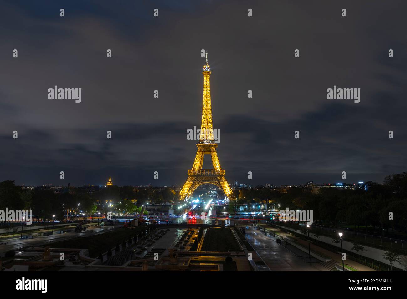 Torre Eiffel di notte a Parigi, Francia Foto Stock