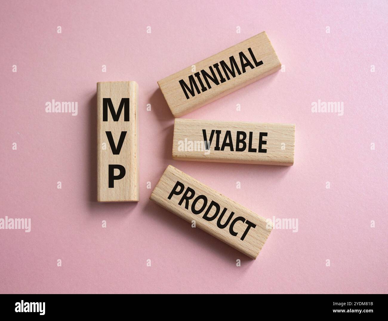 MVP - simbolo del giocatore più prezioso. Cubi di legno con parole MVP. Bellissimo sfondo rosa. Business e MVP. Copia spazio. Foto Stock