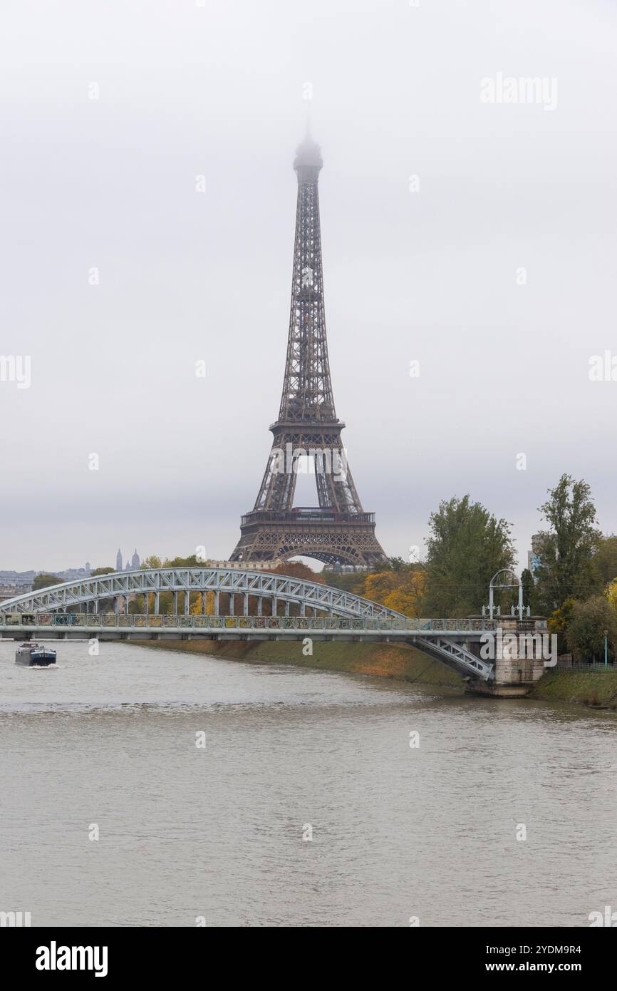 Vista sulla Torre Eiffel a Parigi, Francia Foto Stock