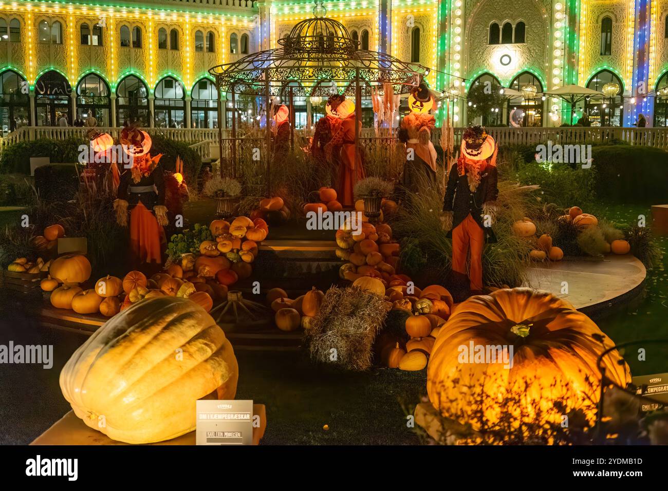 Mostra di Halloween ai giardini Tivoli, con figure illuminate con testa di Jack-o'-lanterna e una vivace gamma di zucche, con luci colorate Foto Stock