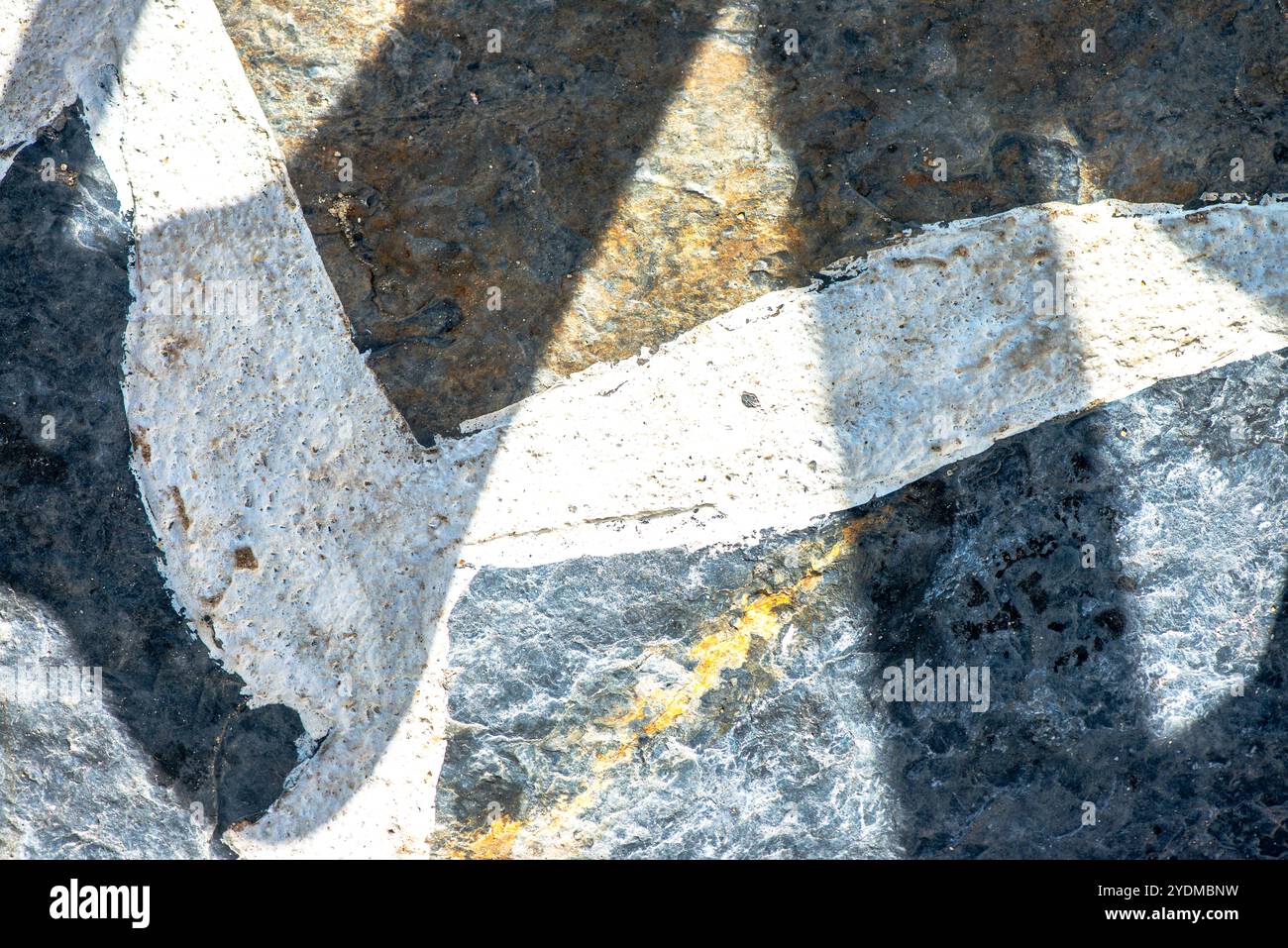 Un primo piano dettagliato di uno sfondo in pietra naturale, che mostra toni terrosi e motivi unici che aggiungono profondità e carattere a qualsiasi design. Foto Stock