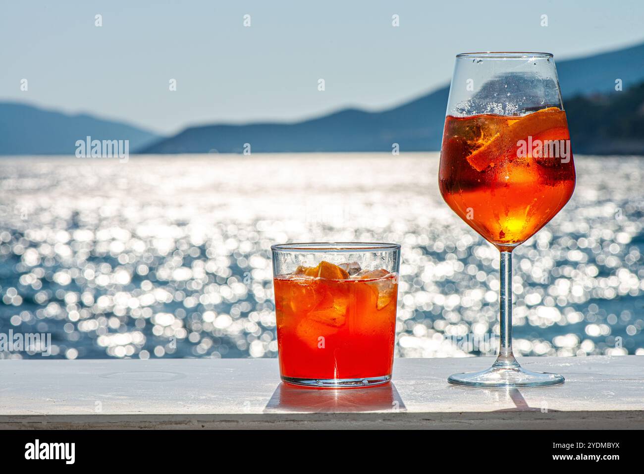 Godetevi un primo piano di vivaci cocktail margarita con una splendida vista sul mare, catturando l'essenza del relax e della beatitudine sul mare. Foto Stock