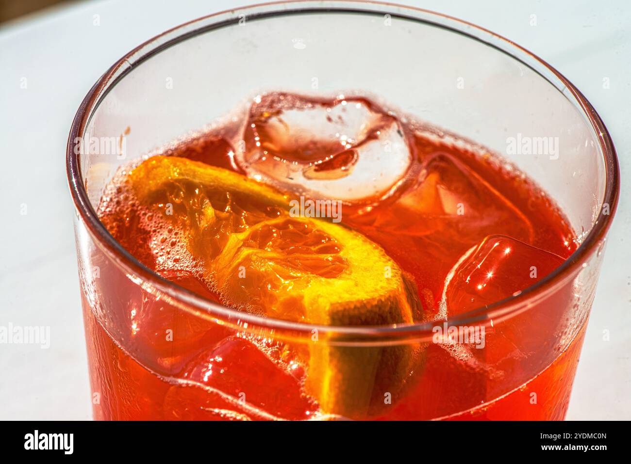 Un rinfrescante primo piano di cocktail margarita ghiacciati, che mostrano i loro colori vivaci e la loro perfezione fresca, perfetto per un incontro estivo. Foto Stock