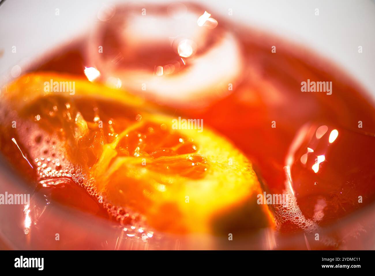 Un rinfrescante primo piano di cocktail margarita ghiacciati, che mostrano i loro colori vivaci e la loro perfezione fresca, perfetto per un incontro estivo. Foto Stock