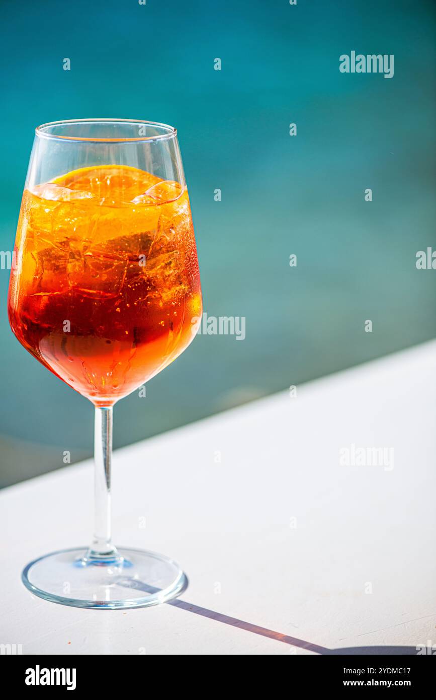 Un rinfrescante primo piano di cocktail margarita ghiacciati, che mostrano i loro colori vivaci e la loro perfezione fresca, perfetto per un incontro estivo. Foto Stock