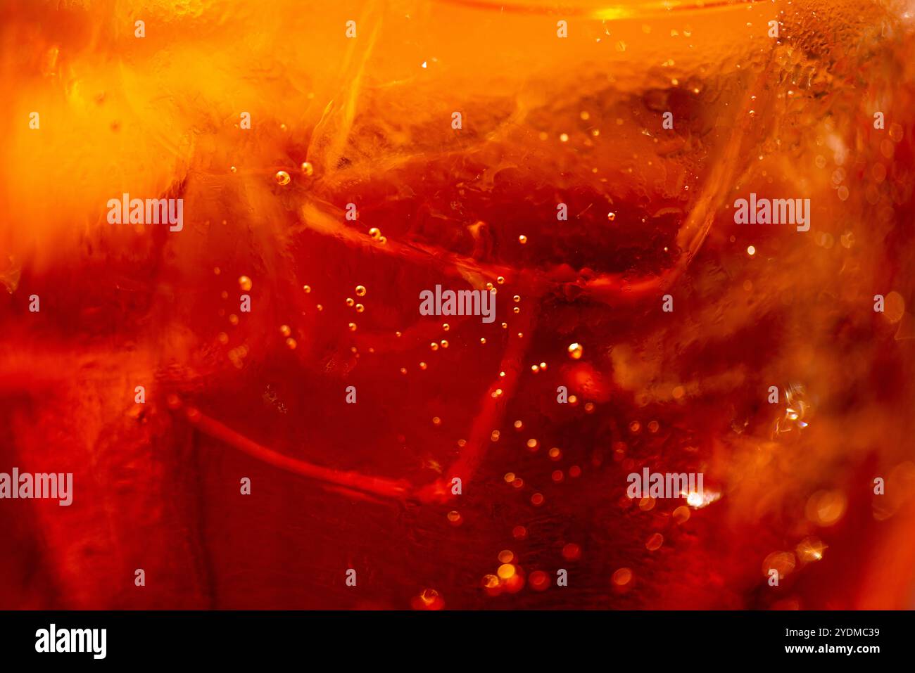 Un rinfrescante primo piano di cocktail margarita ghiacciati, che mostrano i loro colori vivaci e la loro perfezione fresca, perfetto per un incontro estivo. Foto Stock