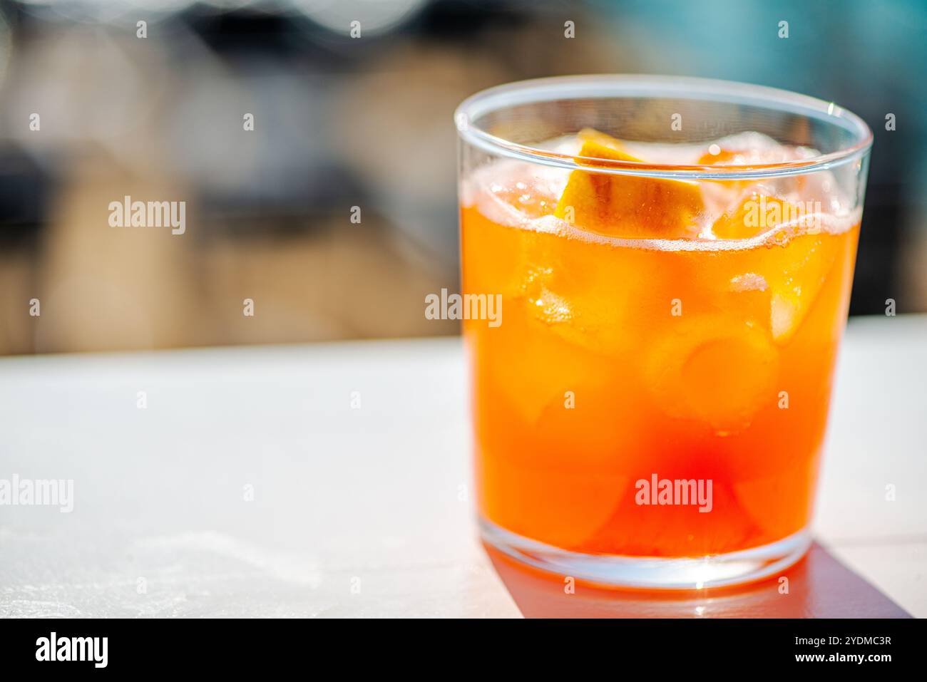 Un rinfrescante primo piano di cocktail margarita ghiacciati, che mostrano i loro colori vivaci e la loro perfezione fresca, perfetto per un incontro estivo. Foto Stock