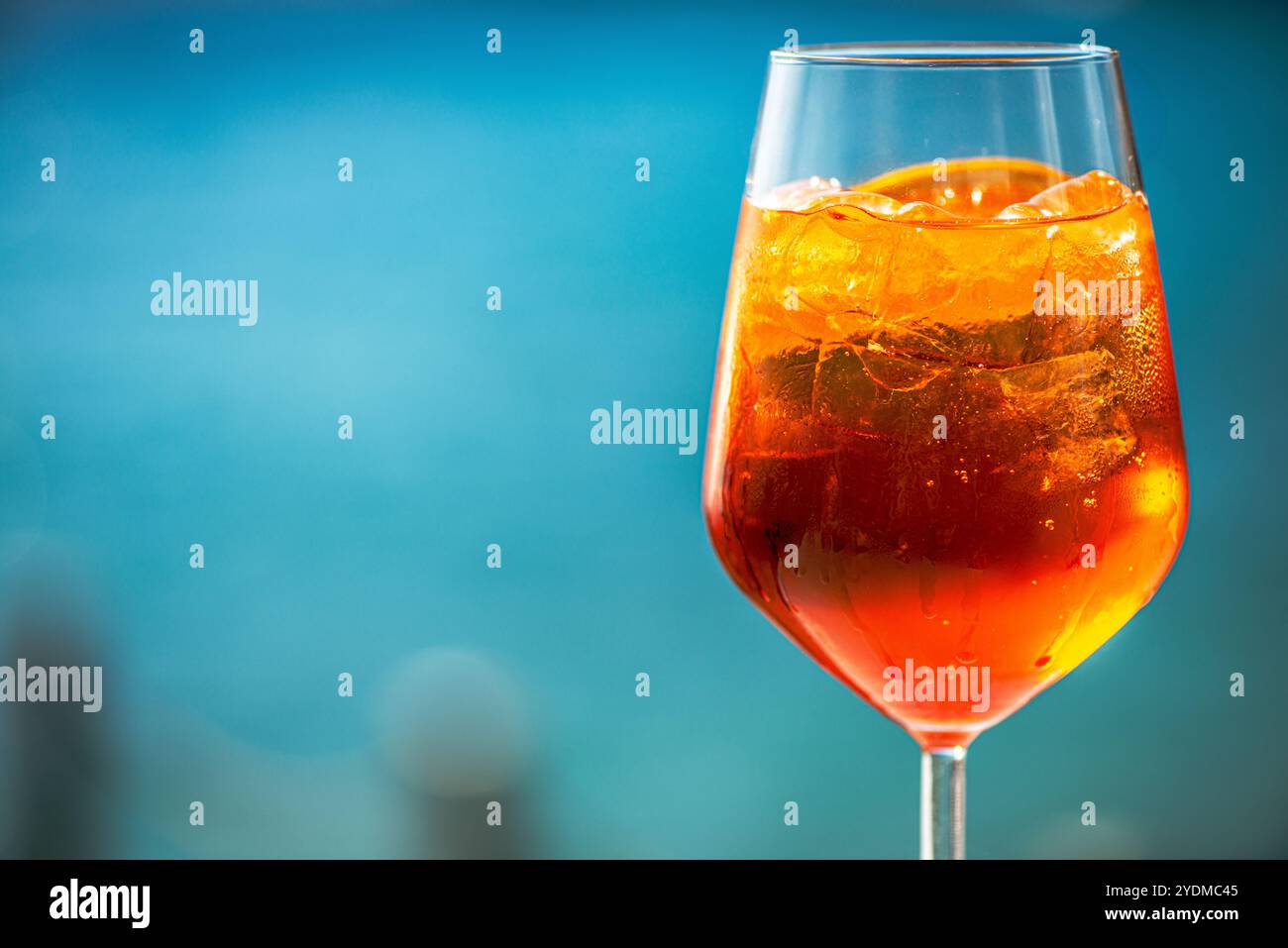 Un rinfrescante primo piano di cocktail margarita ghiacciati, che mostrano i loro colori vivaci e la loro perfezione fresca, perfetto per un incontro estivo. Foto Stock