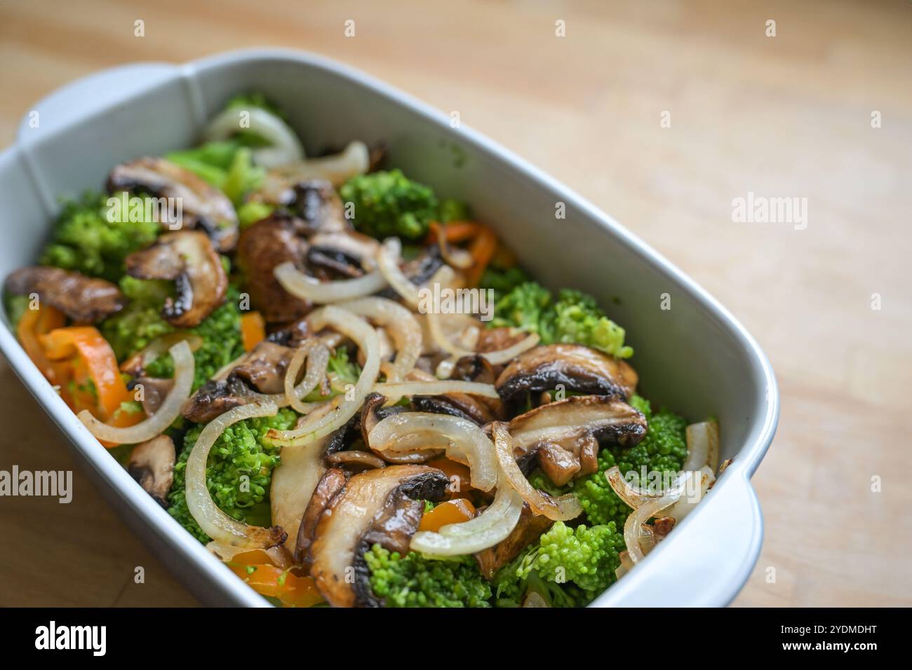 Casseruola di verdure con broccoli, peperoni, cipolla fritta e funghi, sano pasto vegetariano für pranzo o cena, spazio copia, focalizzazione selezionata, n Foto Stock