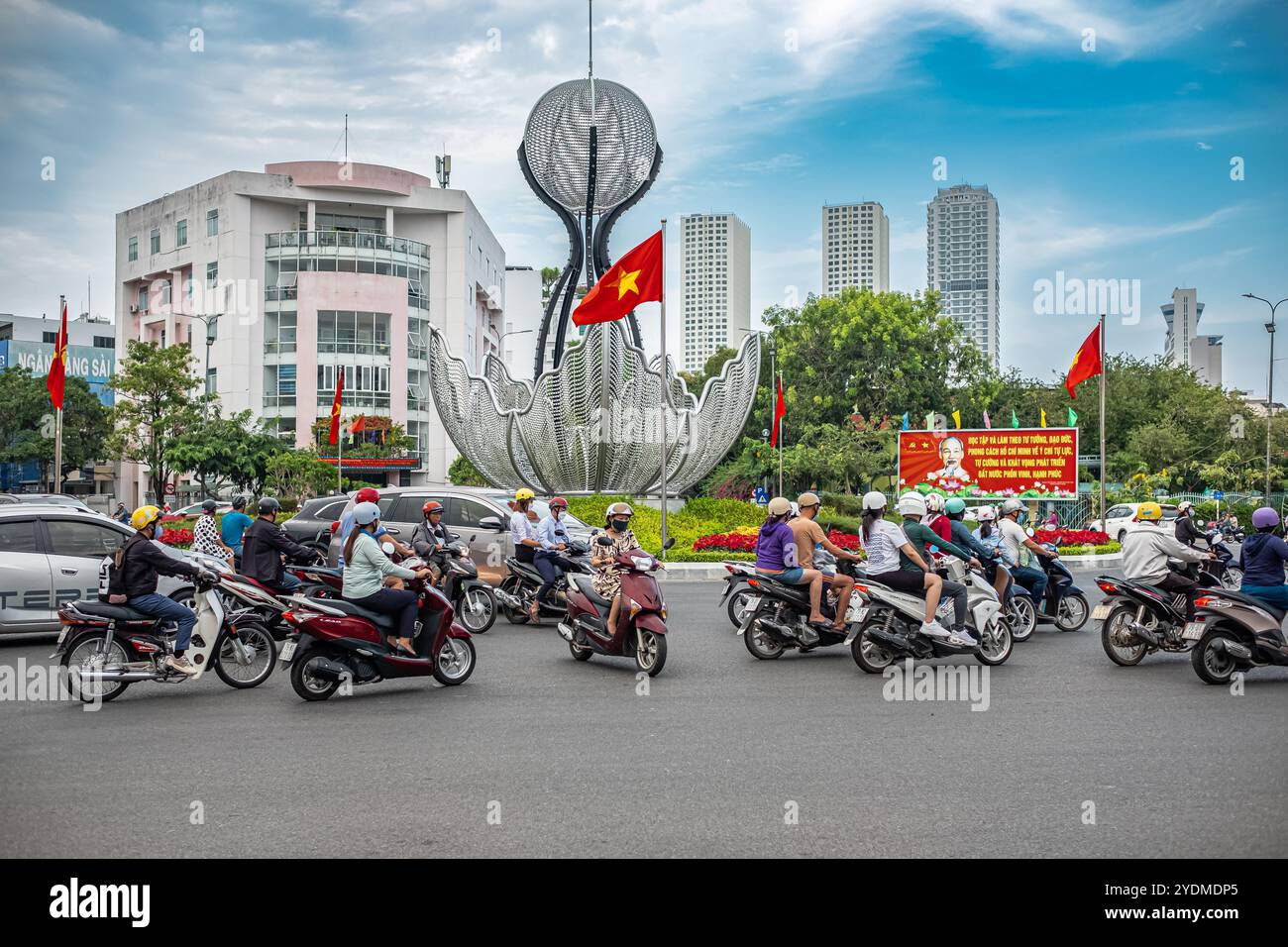 Ingorgo di motociclette sulla rotatoria di Nha Trang Vietnam. Ingorgo di traffico durante il giorno. Paesaggio urbano della città di Nha Trang con molti motorbi Foto Stock
