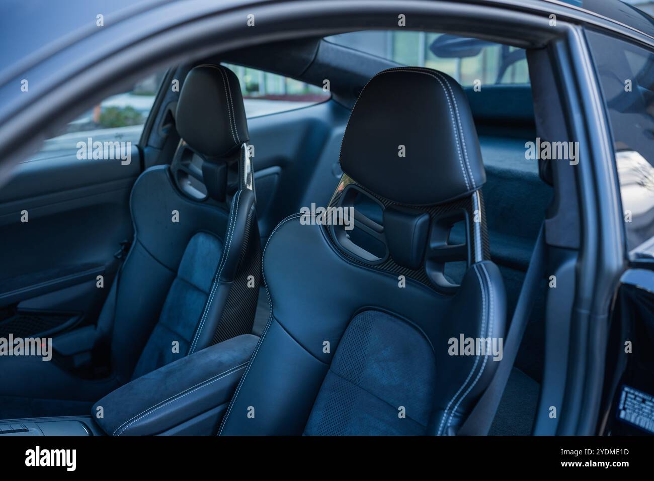 Sedili sportivi in pelle nera e Alcantara con design ergonomico e dettagli ispirati alle corse. Foto Stock