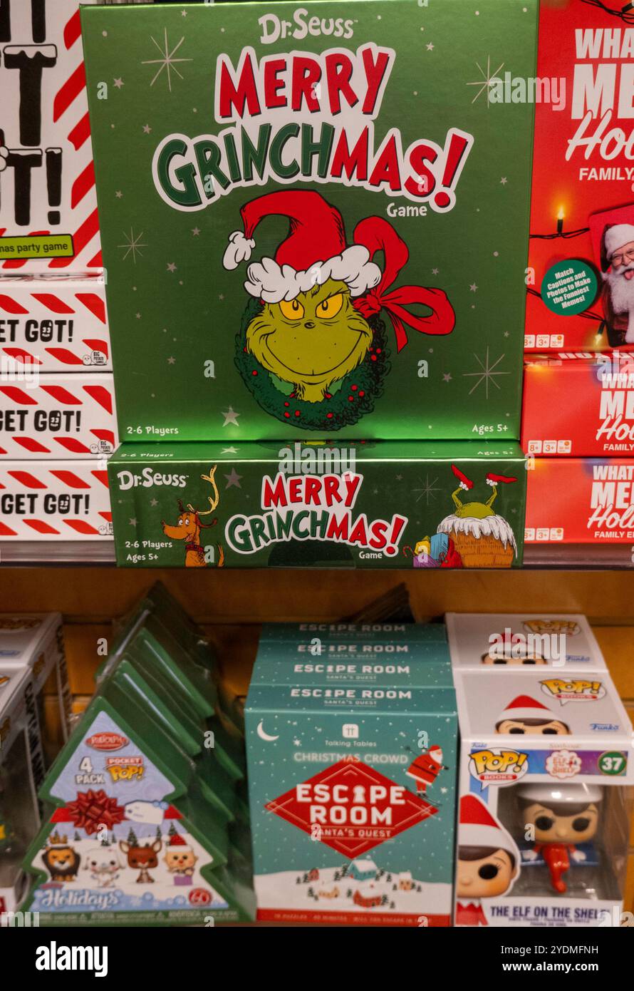 Barnes & Noble Booksellers sulla Fifth Avenue a New York City ha una vasta selezione di libri e riviste, Stati Uniti 2024 Foto Stock