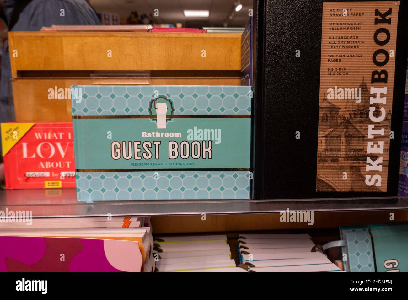 Barnes & Noble Booksellers sulla Fifth Avenue a New York City ha una vasta selezione di libri e riviste, Stati Uniti 2024 Foto Stock