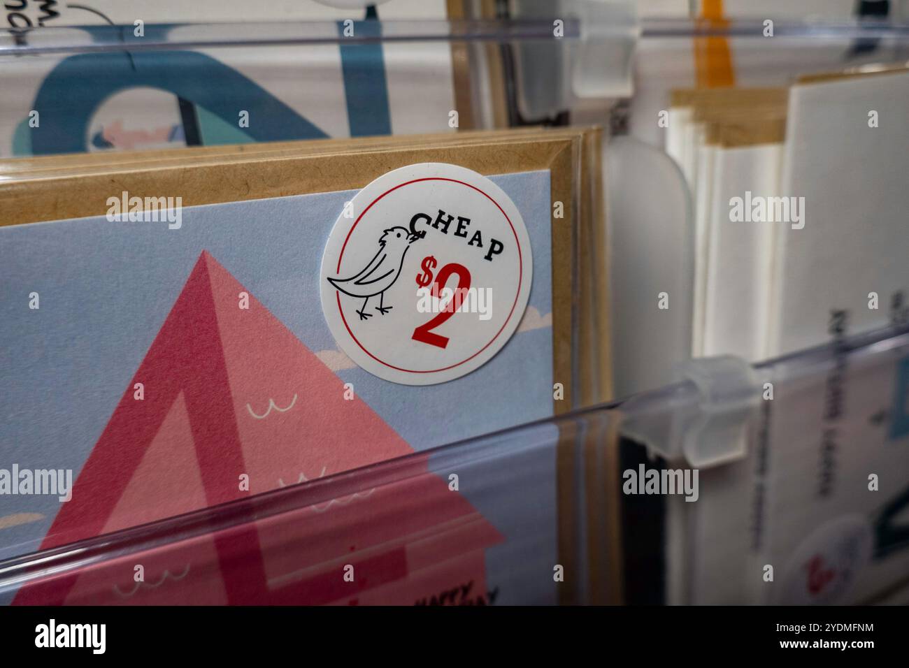 Barnes & Noble Booksellers sulla Fifth Avenue a New York City ha una vasta selezione di libri e riviste, Stati Uniti 2024 Foto Stock
