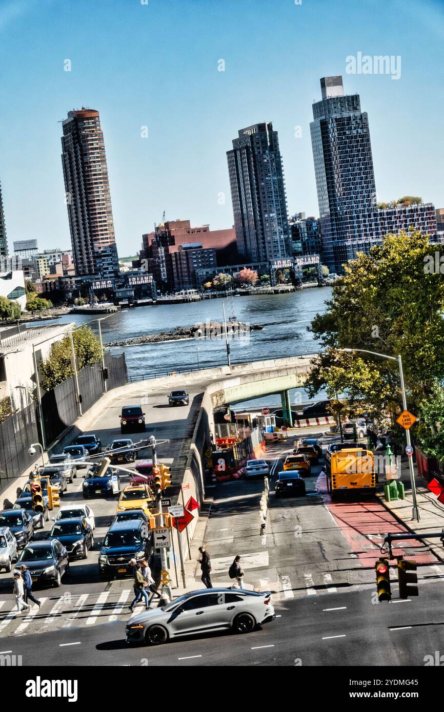 Il traffico sulla East 42nd Street ha spodestato il quartier generale delle Nazioni Unite a New York City, 2024. STATI UNITI Foto Stock