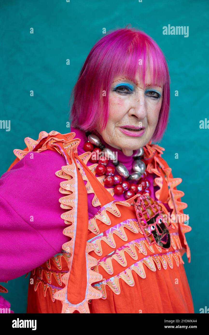 Wimbledon, Regno Unito. Domenica 27 ottobre 2024. Dame Zandra Rhodes nella foto alla Wimbledon High School dove parla al Wimbledon Bookfest. Zandra sta discutendo del suo libro di memorie "Iconic: My Life in Fashion in 50 Objects" e di sostenere la creatività e l'individualità in cinque decenni di progettazione. Crediti: Katie Collins/EMPICS/Alamy Live News Foto Stock