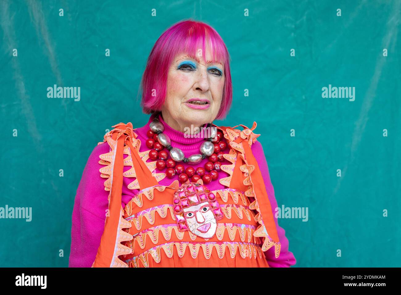 Wimbledon, Regno Unito. Domenica 27 ottobre 2024. Dame Zandra Rhodes nella foto alla Wimbledon High School dove parla al Wimbledon Bookfest. Zandra sta discutendo del suo libro di memorie "Iconic: My Life in Fashion in 50 Objects" e di sostenere la creatività e l'individualità in cinque decenni di progettazione. Crediti: Katie Collins/EMPICS/Alamy Live News Foto Stock