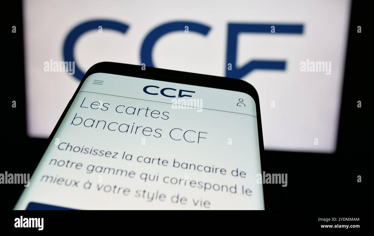 Telefono cellulare con sito web dell'azienda Credit Commercial de France (CCF) sullo schermo davanti al logo aziendale. Mettere a fuoco in alto a sinistra sul display del telefono. Foto Stock