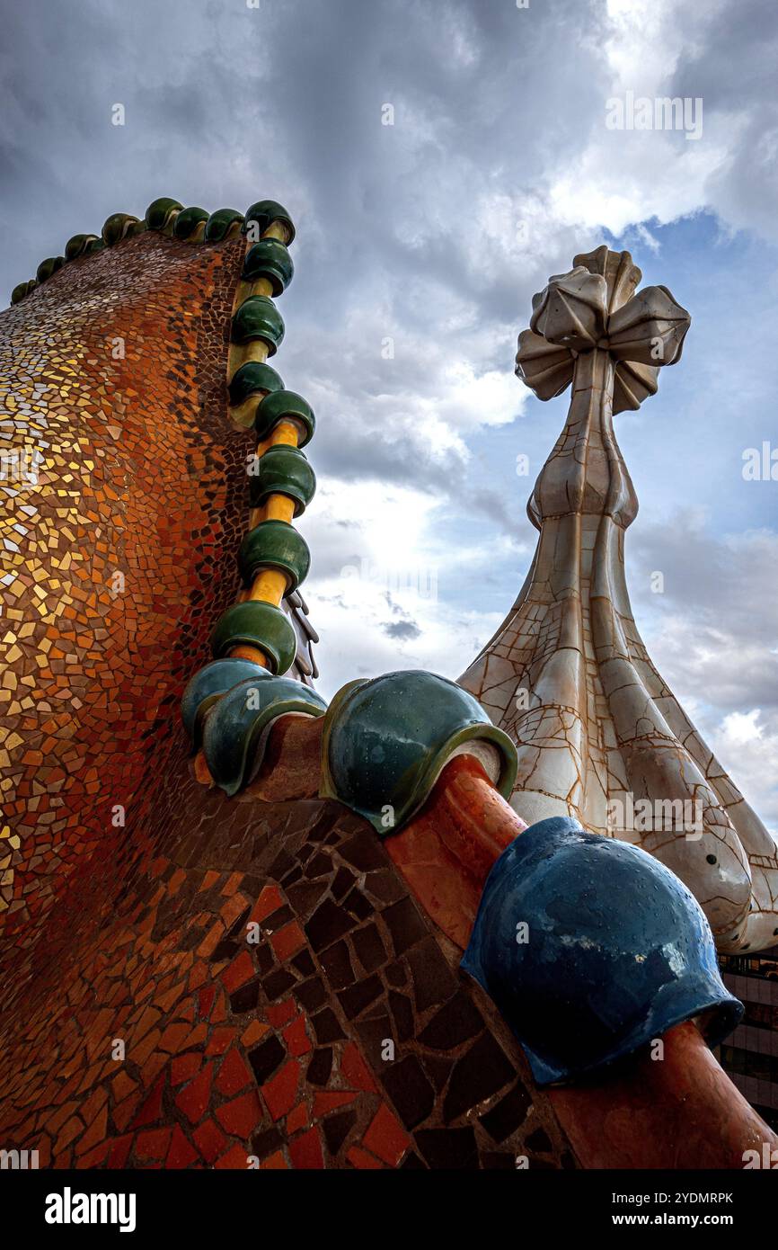 Barcellona, Spagna. 27 ottobre 2024. Casa Batll'" è un edificio nel centro di Barcellona, in Spagna, progettato da Antoni Gaud', ed è considerato uno dei suoi capolavori. Come tutto ciò che Gaud' ha progettato, Casa Batlll'" è identificabile solo come Modernisme nel senso più ampio. Il piano terra presenta finestre ovali irregolari e lavori in pietra scolpita. Ci sono poche linee rette, e gran parte del faÂade è decorato con un mosaico colorato fatto di piastrelle di ceramica rotte. Il tetto è arcuato ed è stato paragonato alla parte posteriore di un drago o di un dinosauro. (Immagine di credito: © Bruce Chambers/ZUMA Press Wire) EDITO Foto Stock