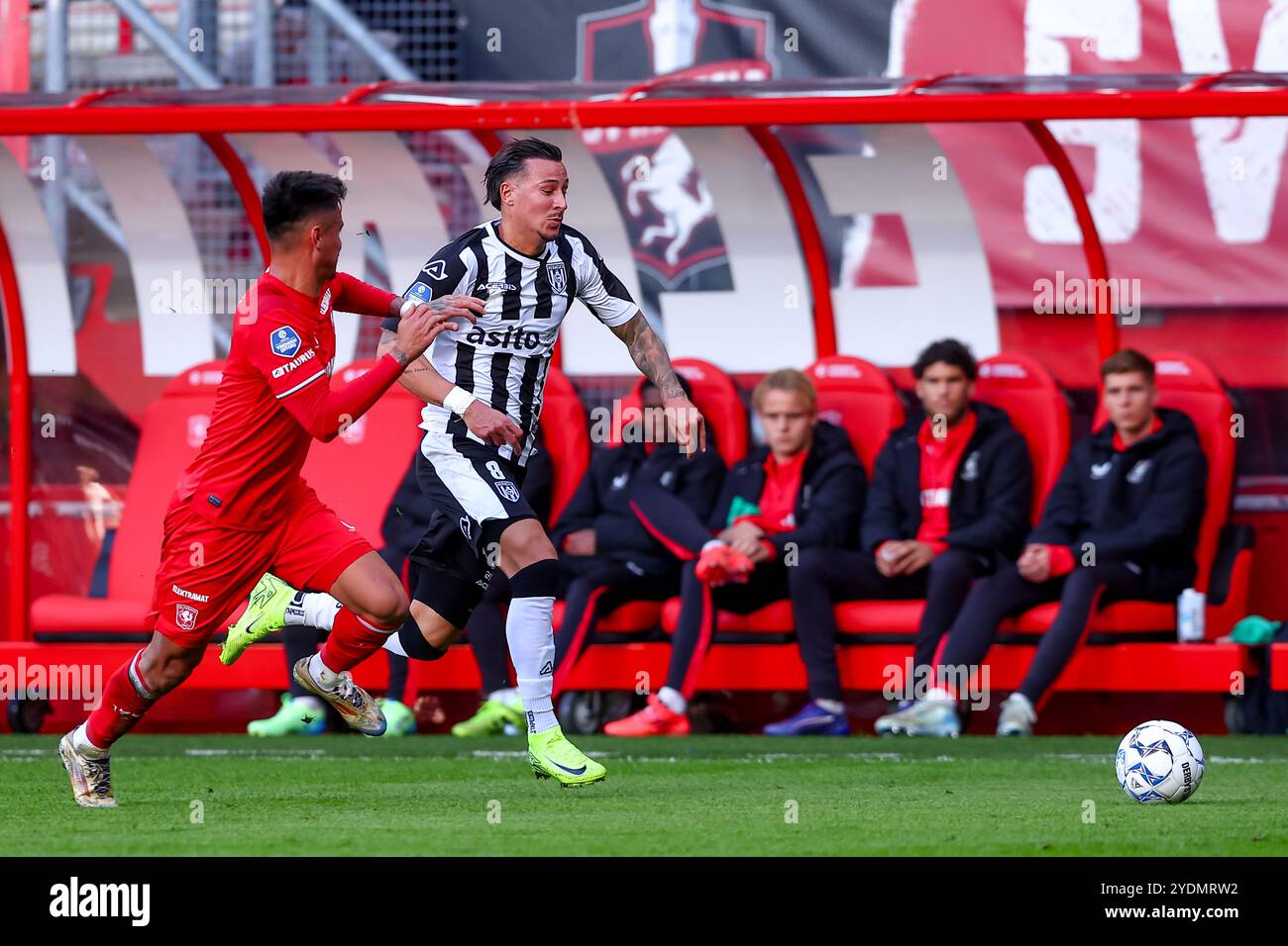 Enschede, Paesi Bassi. 27 ottobre 2024. ENSCHEDE, PAESI BASSI - OTTOBRE 27: Mario Engels dell'Heracles Almelo viene sfidato da Mees Hilgers del FC Twente durante l'incontro olandese Eredivisie tra FC Twente e Heracle Almelo a De Grolsch veste il 27 ottobre 2024 a Enschede, Paesi Bassi. (Foto di Pieter van der Woude/Orange Pictures) credito: Orange Pics BV/Alamy Live News Foto Stock