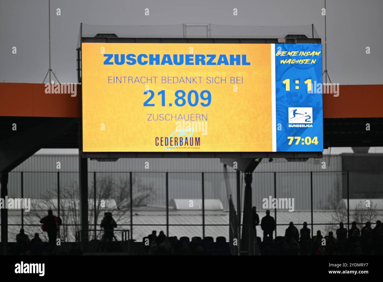 Brunswick, Germania. 27 ottobre 2024. Calcio: Bundesliga 2, Eintracht Braunschweig - Preußen Münster, Matchday 10, Eintracht Stadium. Vista del tabellone con la folla ufficiale numero 21809. Credito: Swen Pförtner/dpa - NOTA IMPORTANTE: In conformità con le normative della DFL German Football League e della DFB German Football Association, è vietato utilizzare o far utilizzare fotografie scattate nello stadio e/o della partita sotto forma di immagini sequenziali e/o serie di foto simili a video./dpa/Alamy Live News Foto Stock