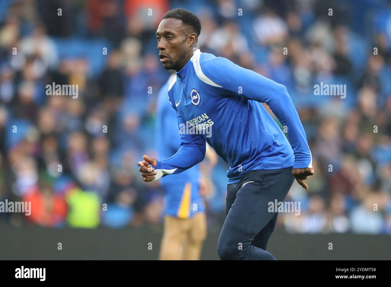 Danny Welbeck si riscalda prima del calcio d'inizio per Brighton & Hove Albion all'AMEX Stadium Foto Stock