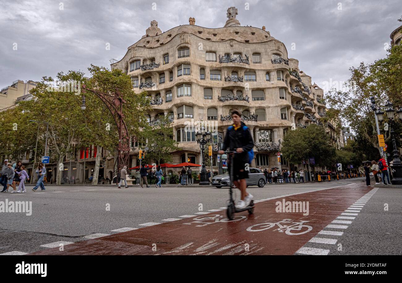 Barcellona, Spagna. 27 ottobre 2024. Casa MilË†, popolarmente conosciuta come la Pedrera in riferimento al suo aspetto grezzo non convenzionale, è un edificio modernista a Barcellona, in Catalogna, in Spagna. Fu l'ultima residenza privata progettata dall'architetto Antoni Gaud' e fu costruita tra il 1906 e il 1912. (Credit Image: © Bruce Chambers/ZUMA Press Wire) SOLO PER USO EDITORIALE! Non per USO commerciale! Foto Stock