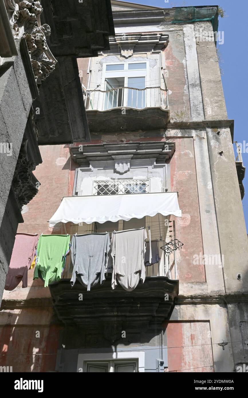 Neapel, Altstadt, Tourismus, Hauptstadt der Region Kampanien, Italien, Freizeit, la Dolce vita, UNESCO-Weltkulturerbe, enge Gassen, Graffiti, Straßenszene, historische Zentrum, visite turistiche, *** Napoli, città vecchia, turismo, capitale della Campania, Italia, tempo libero, la Dolce vita, Patrimonio dell'Umanità dell'UNESCO, vicoli stretti, graffiti, scena di strada, centro storico, visite turistiche, Foto Stock