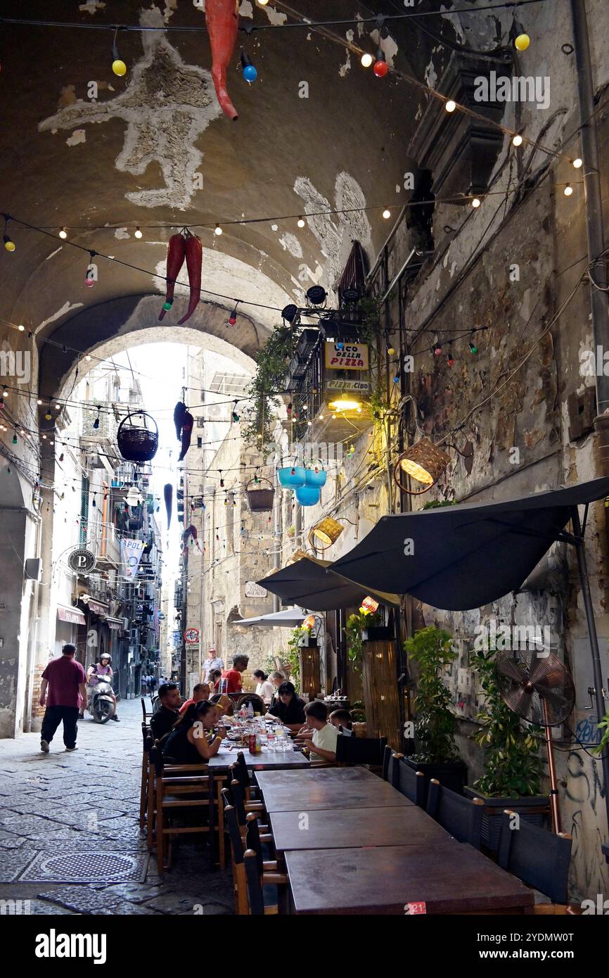 Neapel, Altstadt, Tourismus, Hauptstadt der Region Kampanien, Italien, Freizeit, la Dolce vita, UNESCO-Weltkulturerbe, enge Gassen, Graffiti, Straßenszene, historische Zentrum, visite turistiche, *** Napoli, città vecchia, turismo, capitale della Campania, Italia, tempo libero, la Dolce vita, Patrimonio dell'Umanità dell'UNESCO, vicoli stretti, graffiti, scena di strada, centro storico, visite turistiche, Foto Stock