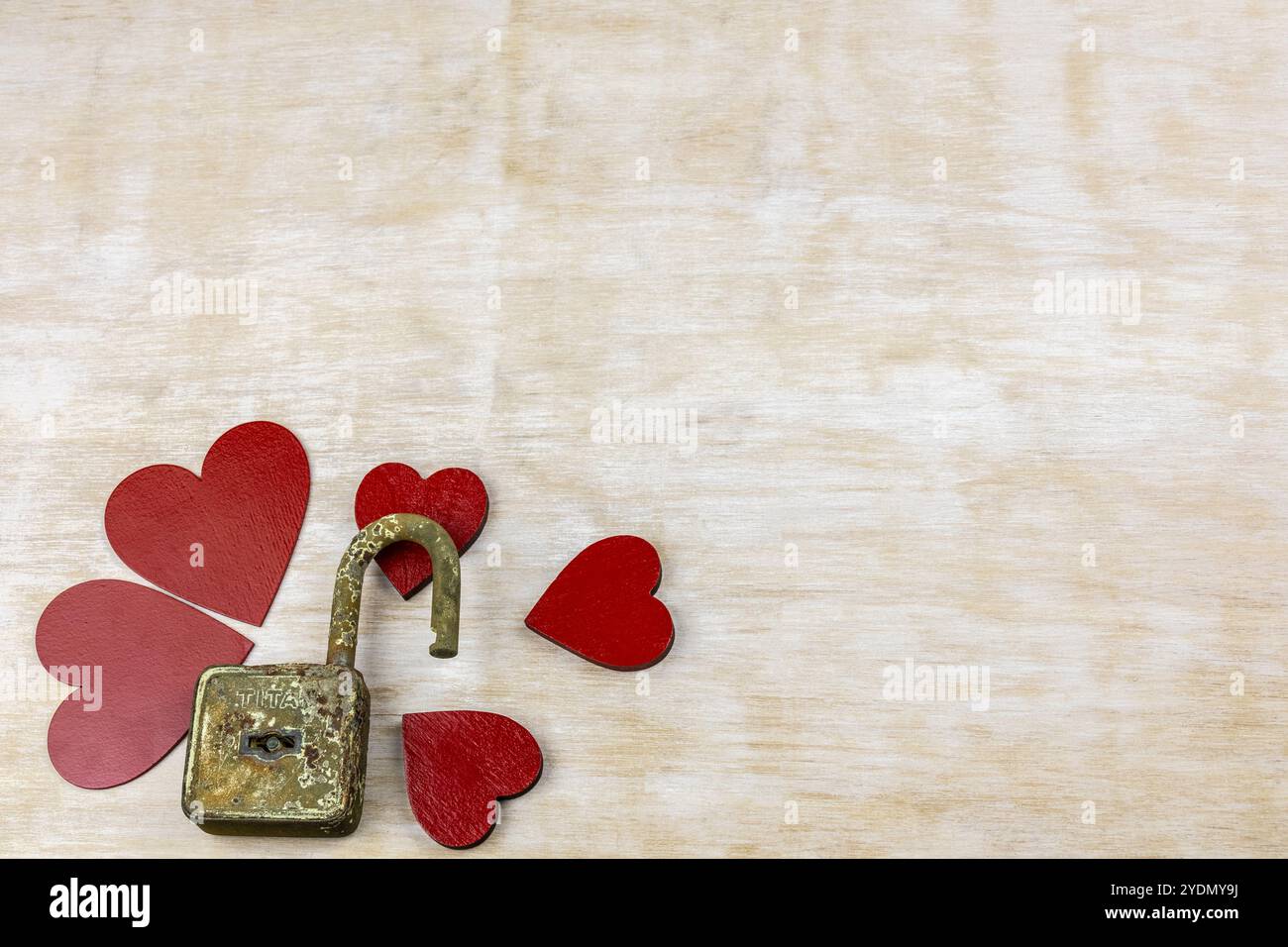 Di nuovo libero! Sgancia il mio cuore! Aprire il lucchetto del lucchetto e aprire i cuori. Supera qualcuno. Posso amare di nuovo le emozioni. Affetto. Foto Stock