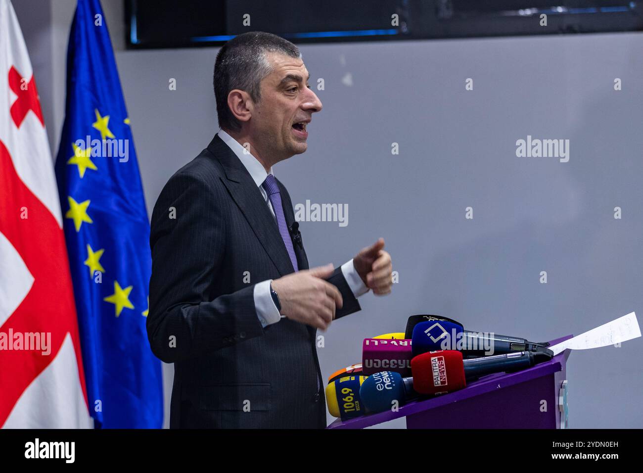 Tbilisi, Georgia. 27 ottobre 2024. Con gesti animati, Giorgi Gakharia si rivolge ai media durante una conferenza stampa post-elettorale a Tbilisi. Il leader del partito "Gakharia for Georgia” sembra concentrato e impegnato mentre parla dei risultati elettorali, incorniciati dalle bandiere della Georgia e dell'Unione europea. (VX Photo/Vudi Xhymshiti) crediti: VX Pictures/Alamy Live News Foto Stock