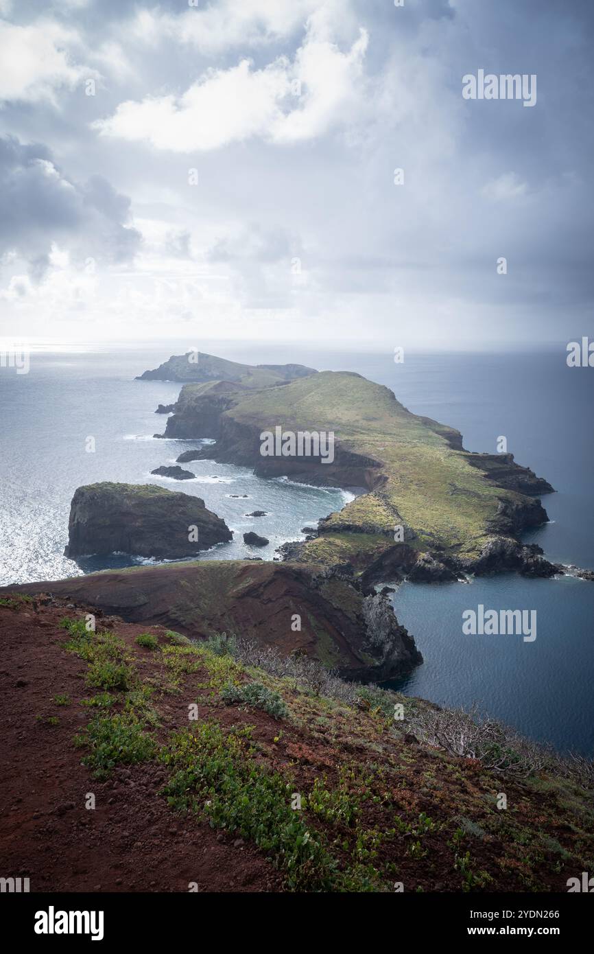 Paesaggio verticale con isole e arcipelago con nuvole di tempesta che si insinuano a Madeira, Portogallo Foto Stock