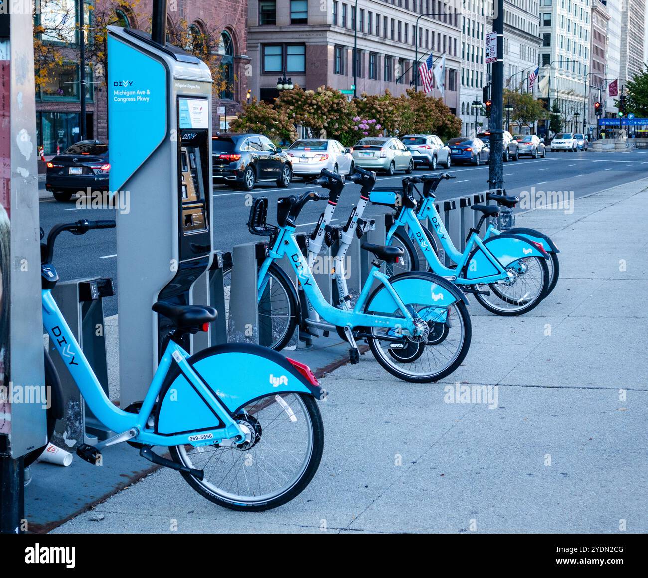 Divine biciclette elettriche presso una stazione di ricarica nel centro di Chicago Foto Stock