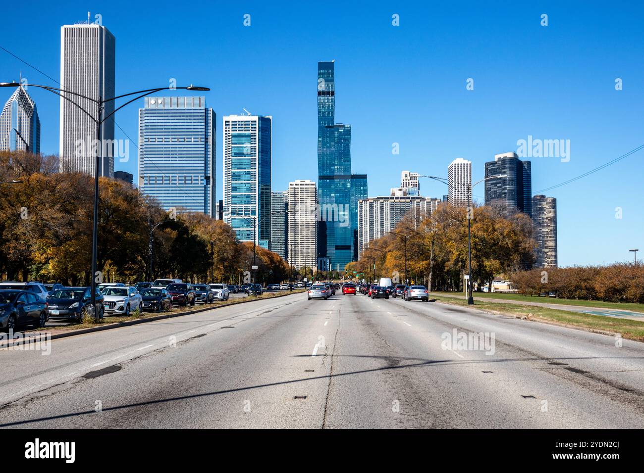Traffico sulla DuSable Lake Shore Drive con lo skyline di Chicago sullo sfondo in autunno Foto Stock