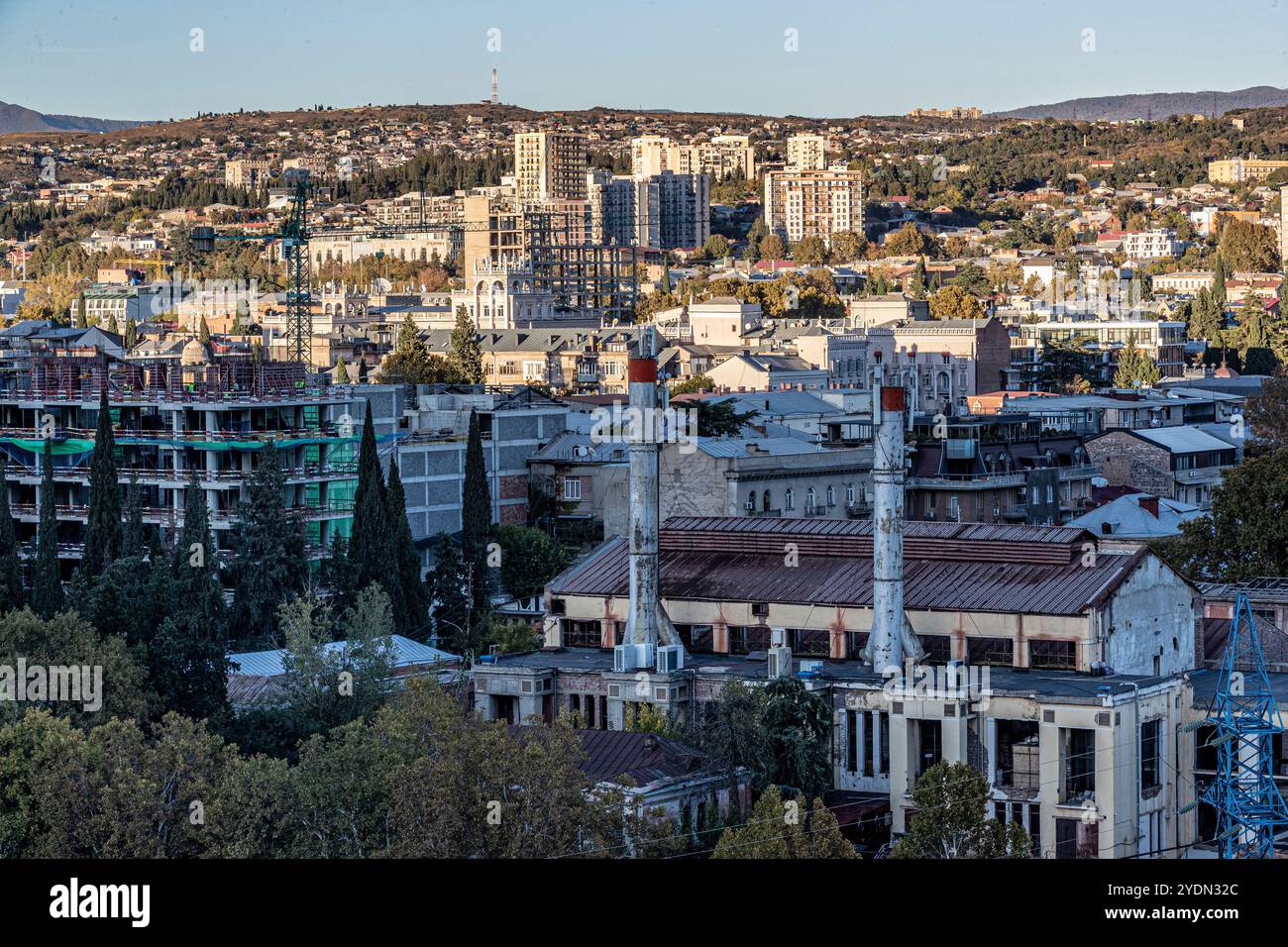 Tbilisi, Georgia. 27 ottobre 2024. Lo skyline di Tbilisi rivela un arazzo di strutture industriali e residenziali, che mostra l'architettura in evoluzione della città. Questa fotografia, scattata nel pomeriggio del 27 ottobre 2024, un giorno dopo le elezioni georgiane, riflette la miscela unica di storia e modernità della città. (VX Photo/ Vudi Xhymshiti) crediti: VX Pictures/Alamy Live News Foto Stock